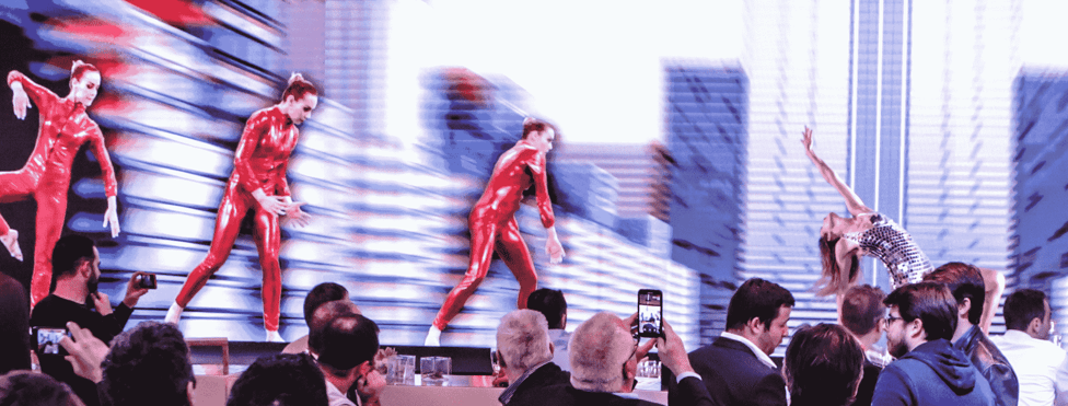 Animation de danseuses sur un stand professionnel.