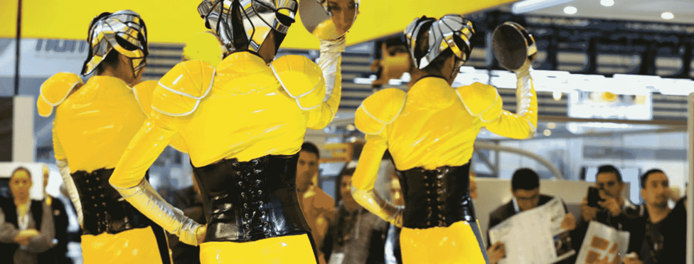 Animation sur un stand : femmes déguisés avec un déguisement futuriste.
