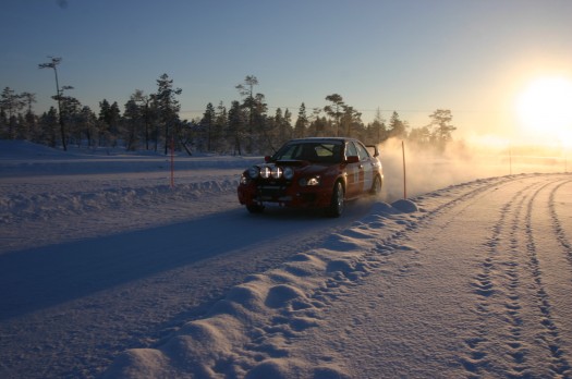 Course de voiture dans la neige
