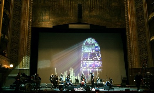 Un concert de musique classique dans une église ne sera pas sonorisé de la même manière qu'un concert de rock en plein air