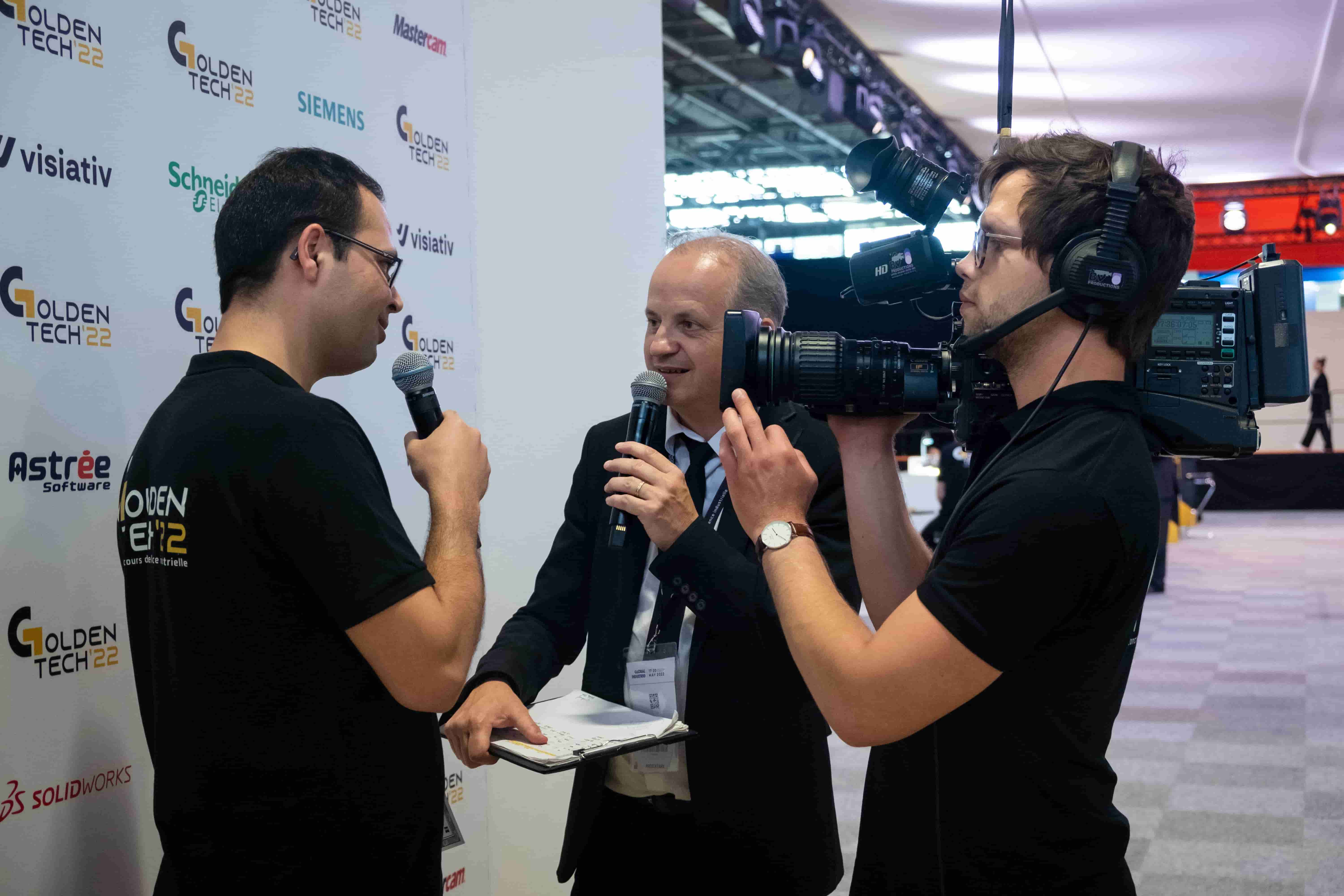 Interview de participants d'un évènement filmée.