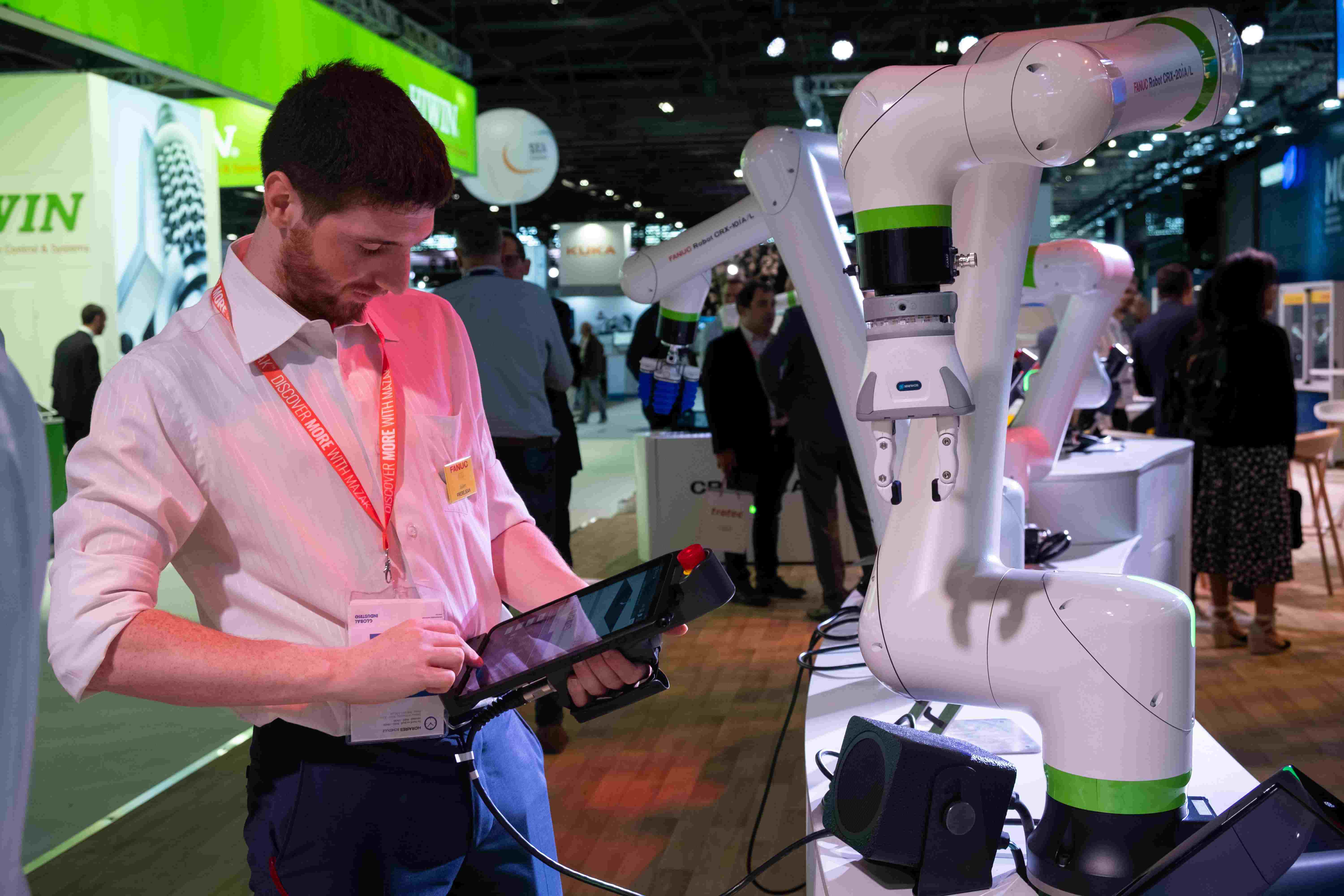 stand-salon-experience-visiteur-tester-manipuler-les-produits