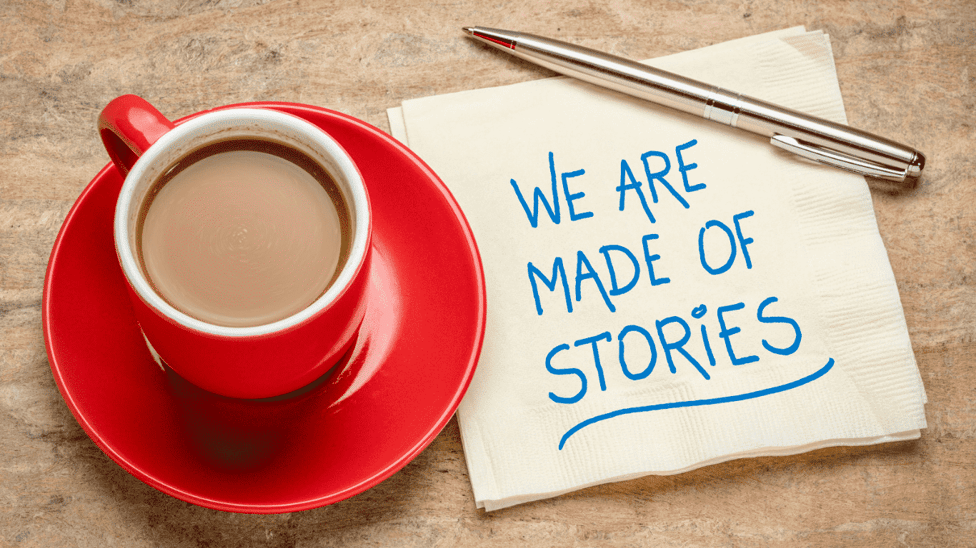 Café avec une phrase écrite sur une serviette "we are made of stories"