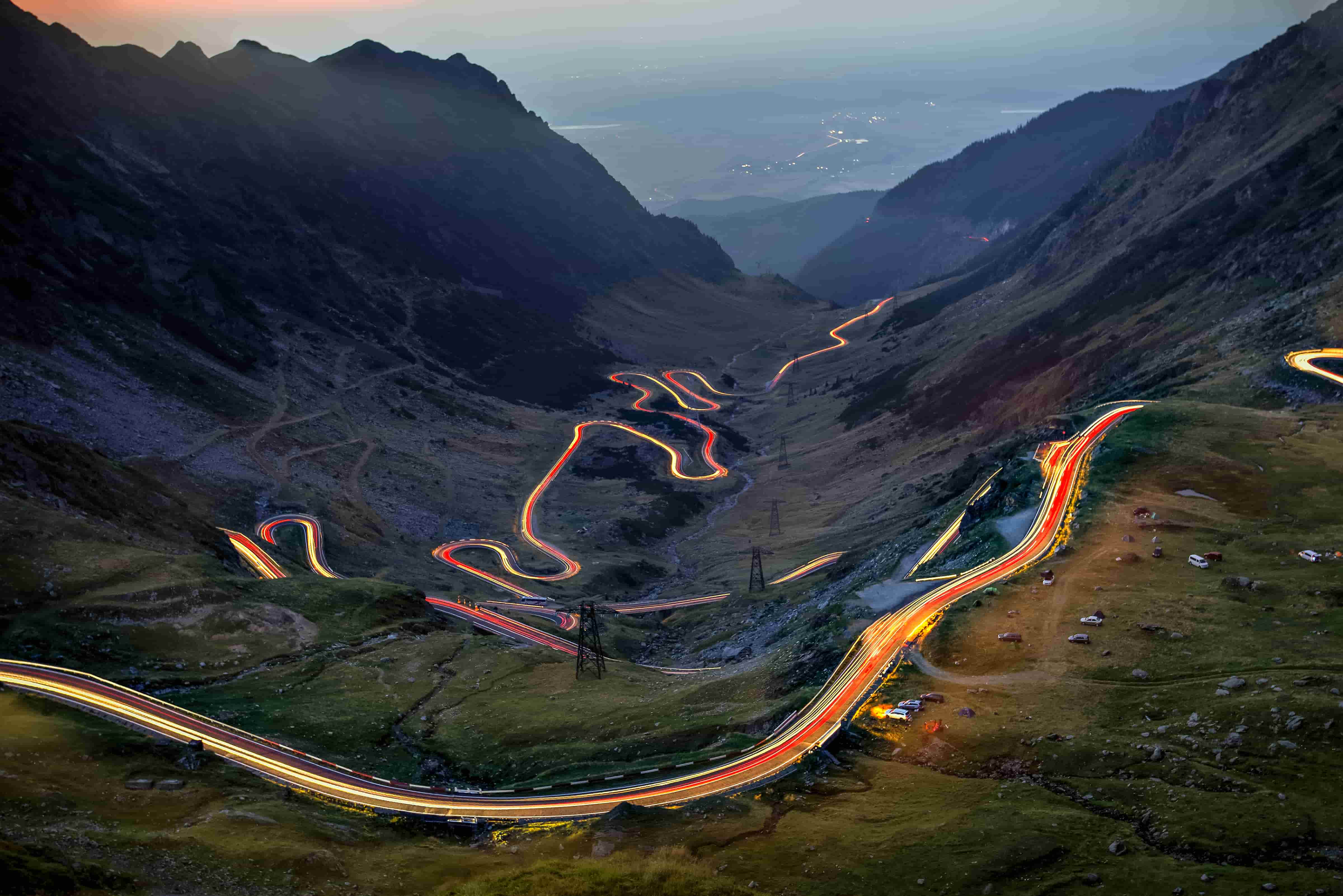 Montagnes avec au centre une route orange.