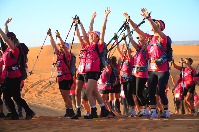 Groupe de femmes en trek dans le désert.