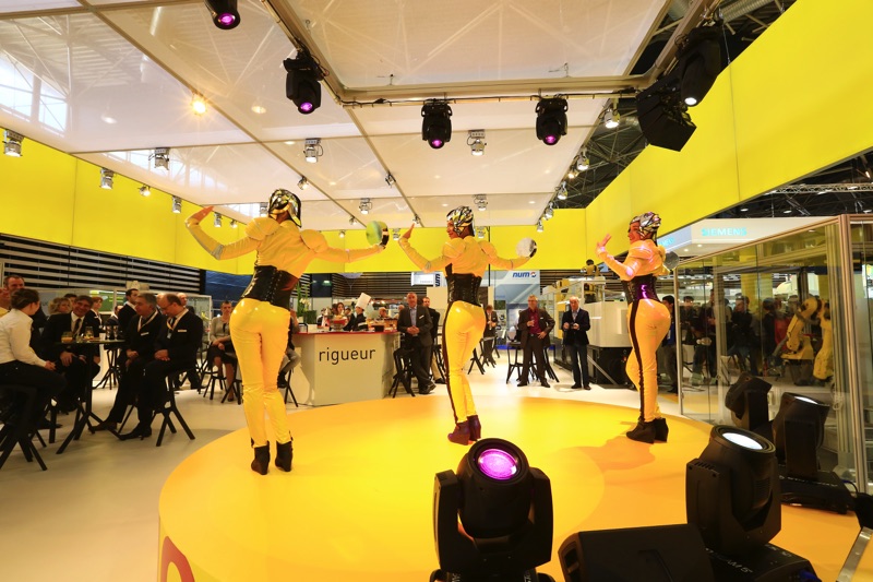 Animation de danseuse sur le stand FANUC.